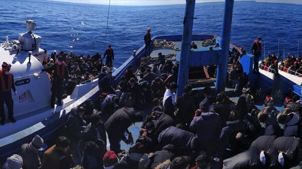 İzmir'in Seferihisar ve Dikili ilçelerinde yasa dışı yollarla yurt dışına çıkmaya çalışan ve Yunanistan unsurlarınca geri itildiği belirtilen 588 düzensiz göçmen karaya çıkarıldı. - Sputnik Türkiye