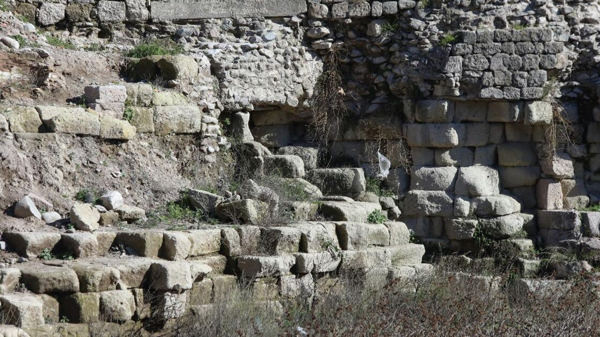 Tarım ve Orman Bakanlığı, Çevre, Şehircilik ve İklim Değişikliği Bakanlığı, Bergama Müzesi, Bergama Belediyesi ve diğer resmi kurumların iş birliği ile antik kent eteklerindeki nehirde Selinos Antik Kanal Projesi'nin yürütüldüğünü kaydeden Ustura, 1.5 kilometrelik hatta yeni buluntular elde edildiğini aktardı. - Sputnik Türkiye, 1920, 15.02.2022