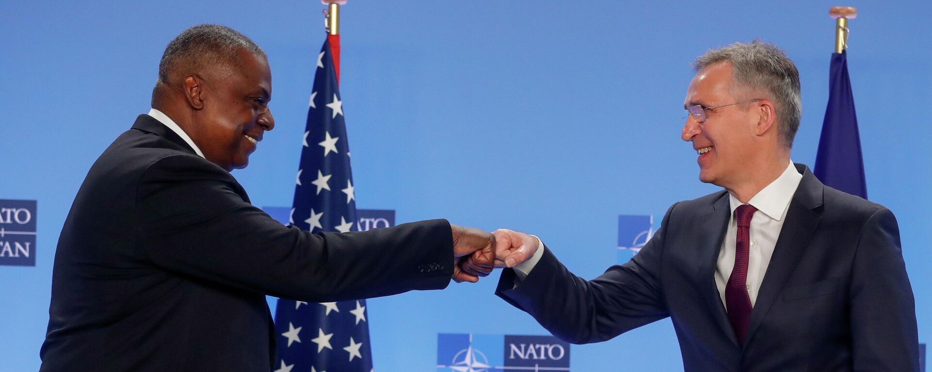 Brüksel'deki NATO savunma bakanları toplantısında ABD Savunma Bakanı Lloyd J. Austin ile NATO Genel Sekreteri Jens Stoltenberg arasında yumruk selamı - Sputnik Türkiye, 1920, 17.02.2022