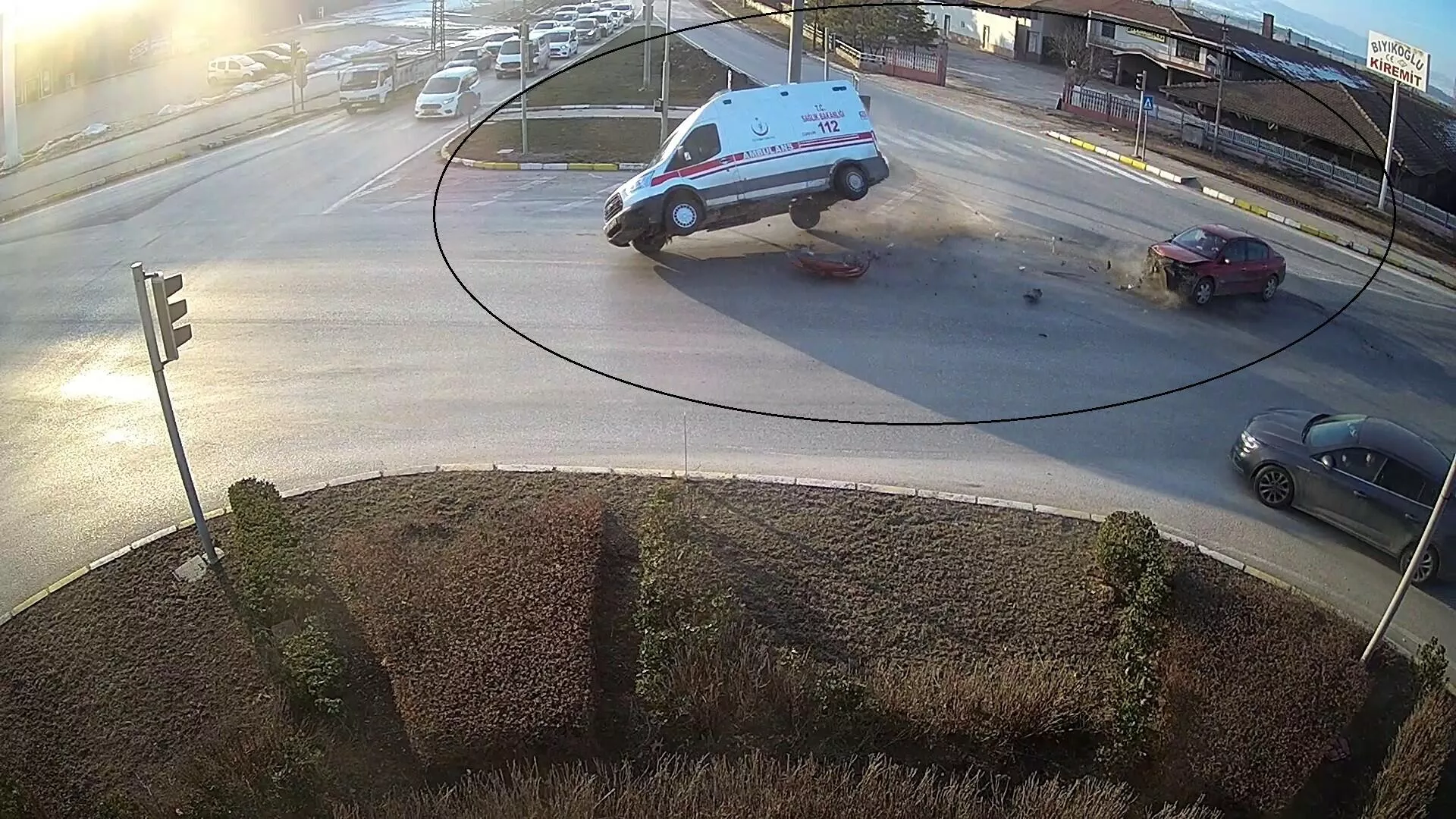Çorum'da hasta taşıyan ambulans ile otomobilin çarpışması sonucu 3'ü sağlık çalışanı 5 kişi yaralandı. Kaza anı kameraya yansıdı.
