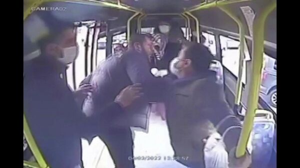 Minibüste yolcu ile şoför arasında 'aşırı hız yaptın' kavgası - Sputnik Türkiye