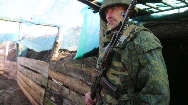 Ukrayna’nın doğusundaki tanınmayan Donetsk Halk Cumhuriyeti’nin milis gücü askeri - Sputnik Türkiye