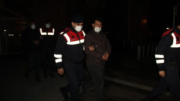 Manisa'da evden zeytinyağı ve tarihi bakır malzemeleri çaldıkları belirlenen 2 şüpheli, tutuklandı. - Sputnik Türkiye