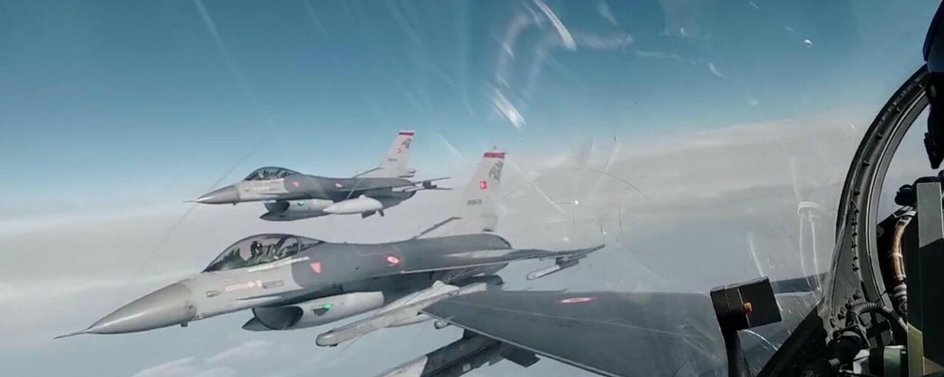 Türk Hava Kuvvetlerinin vurucu gücü F-16 savaş uçaklarının cesur pilotları, Karadeniz üzerinde gerçekleştirdikleri önleme eğitimi düzenledi. - Sputnik Türkiye, 1920, 27.05.2022