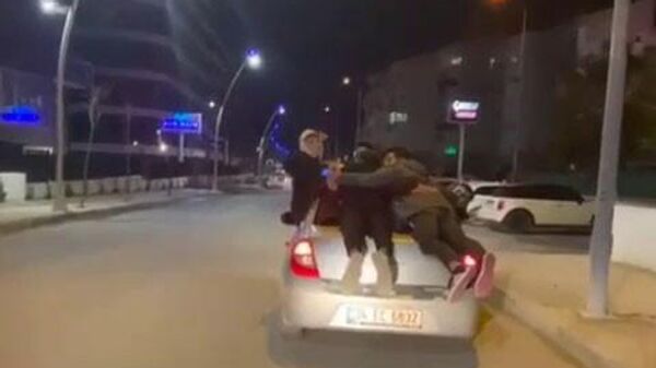 Büyükçekmece'de arabanın üstüne oturarak seyahat eden 5 genç - Sputnik Türkiye