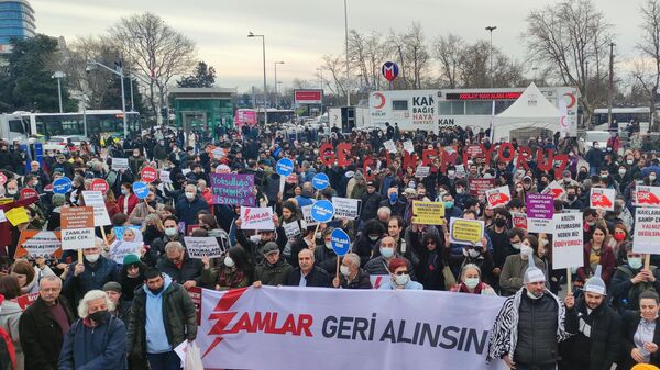 İstanbul’da ‘zamlar geri alınsın’ protestosu: ‘İnsanca yaşamak istiyoruz’ - Sputnik Türkiye
