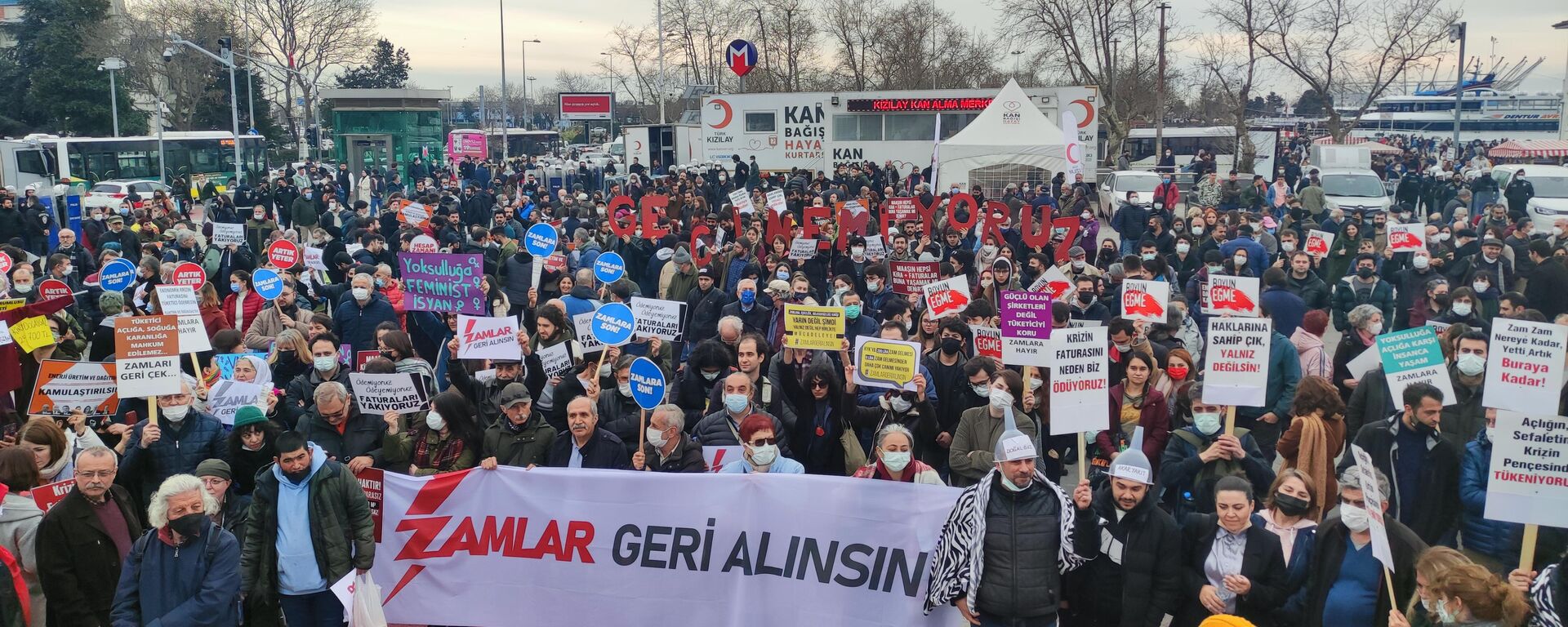 İstanbul’da ‘zamlar geri alınsın’ protestosu: ‘İnsanca yaşamak istiyoruz’ - Sputnik Türkiye, 1920, 20.02.2022