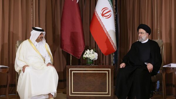 Katar'da bu yıl altıncısı düzenlenen Gaz İhraç Eden Ülkeler Forumu (GECF) Zirvesi'ne katılmak üzere başkent Doha'ya gelen İran Cumhurbaşkanı İbrahim Reisi (sağda), Katar Başbakanı Halid bin Halife bin Abdülaziz Al Sani (sol 4) ile bir araya geldi. - Sputnik Türkiye