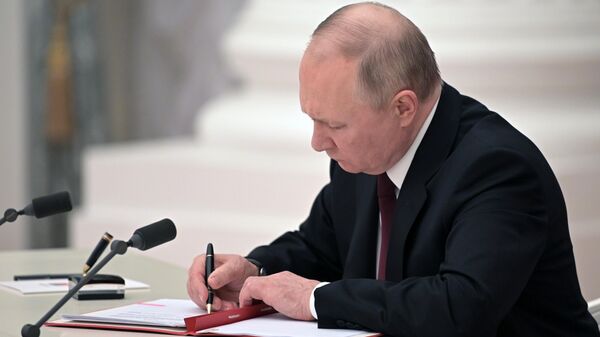 Президент РФ В. Путин подписал указы о признании ЛНР и ДНР - Sputnik Türkiye