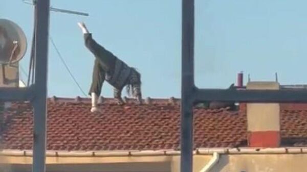 Kadıköy’de bir kadının çatıda canını hiçe sayarak yoga yaptığı anlar cep telefonu kamerasına saniye saniye yansıdı. - Sputnik Türkiye