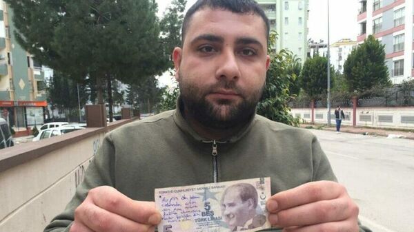 Paranın üzerindeki yazıyı gören esnaf, 5 liranın sahibini arıyor - Sputnik Türkiye