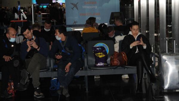 Rus ve Ukraynalı yolcuların İstanbul Havalimanı'nda bekleyişi sürüyor
 - Sputnik Türkiye