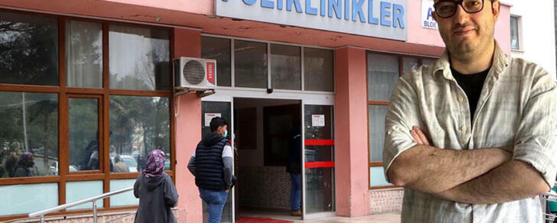 Tutukludan doktora tekmeli saldırı: Hekim Birliği Sendikası can güvenliği sağlanana kadar görevden çekildi
 - Sputnik Türkiye, 1920, 24.02.2022