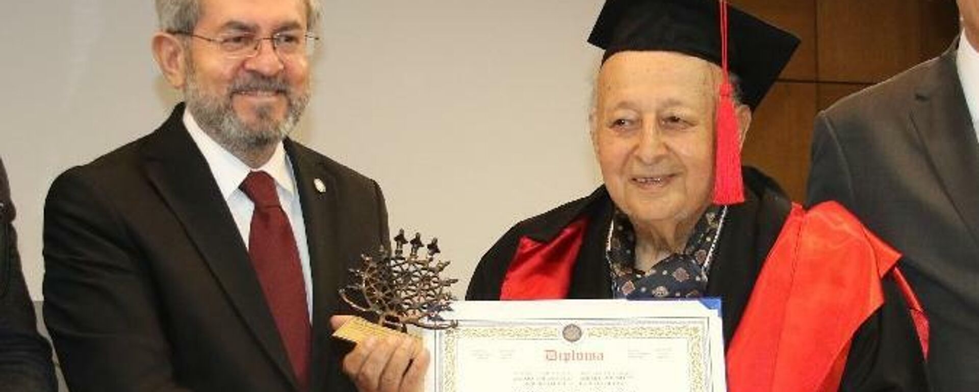Türkiye’nin en yaşlı üniversite öğrencisi diplomasını aldı - Sputnik Türkiye, 1920, 25.02.2022