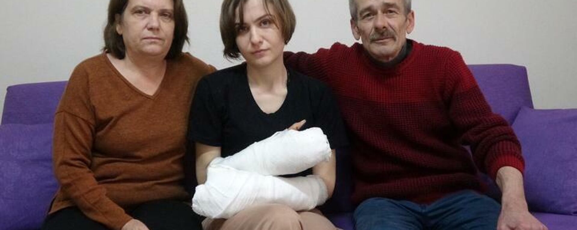 Eski eşinin baltalı saldırısında 5 parmağı kopan kadın ve ailesi - Sputnik Türkiye, 1920, 25.02.2022