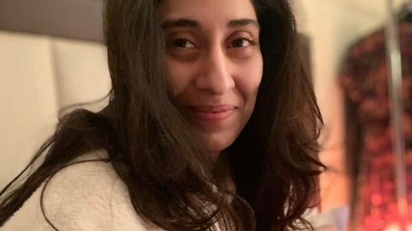 Pakistan'ın en zengin ailelerinden birinin oğlu olan Zahir Cafer'in (30) evlilik teklifini reddettiği gerekçesiyle aile evinde iki gün rehin aldığı ve dövüp tecavüz ettikten sonra kafasını kestiği Nur Mukaddem (27), eski diplomat Şevket Mukaddem'in kızıydı.  - Sputnik Türkiye