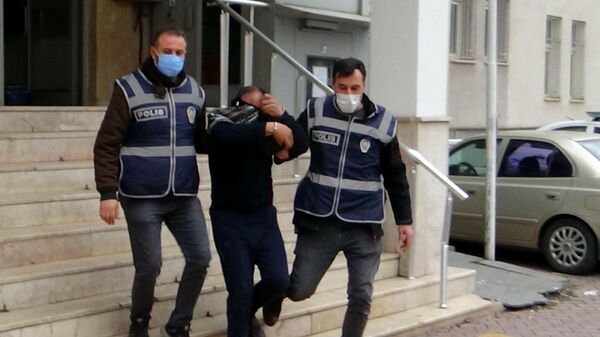 Hırsızlıktan aranan şahıs, polise yakalanmamak için alt katın balkonuna atladı - Sputnik Türkiye