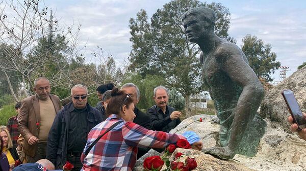 Yaşar Kemal, 7'nci ölüm yıl dönümünde köyünde anıldı - Sputnik Türkiye