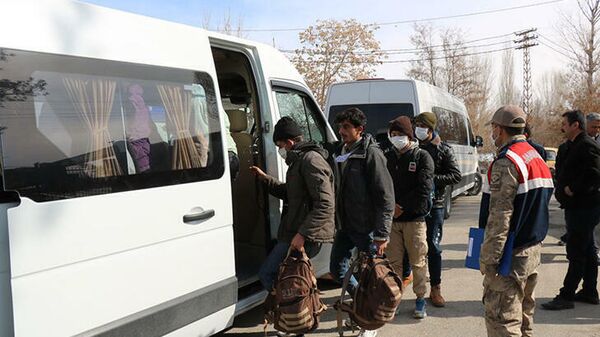 Van'da dere yatağına gizlenmiş 116 göçmen yakalandı - Sputnik Türkiye