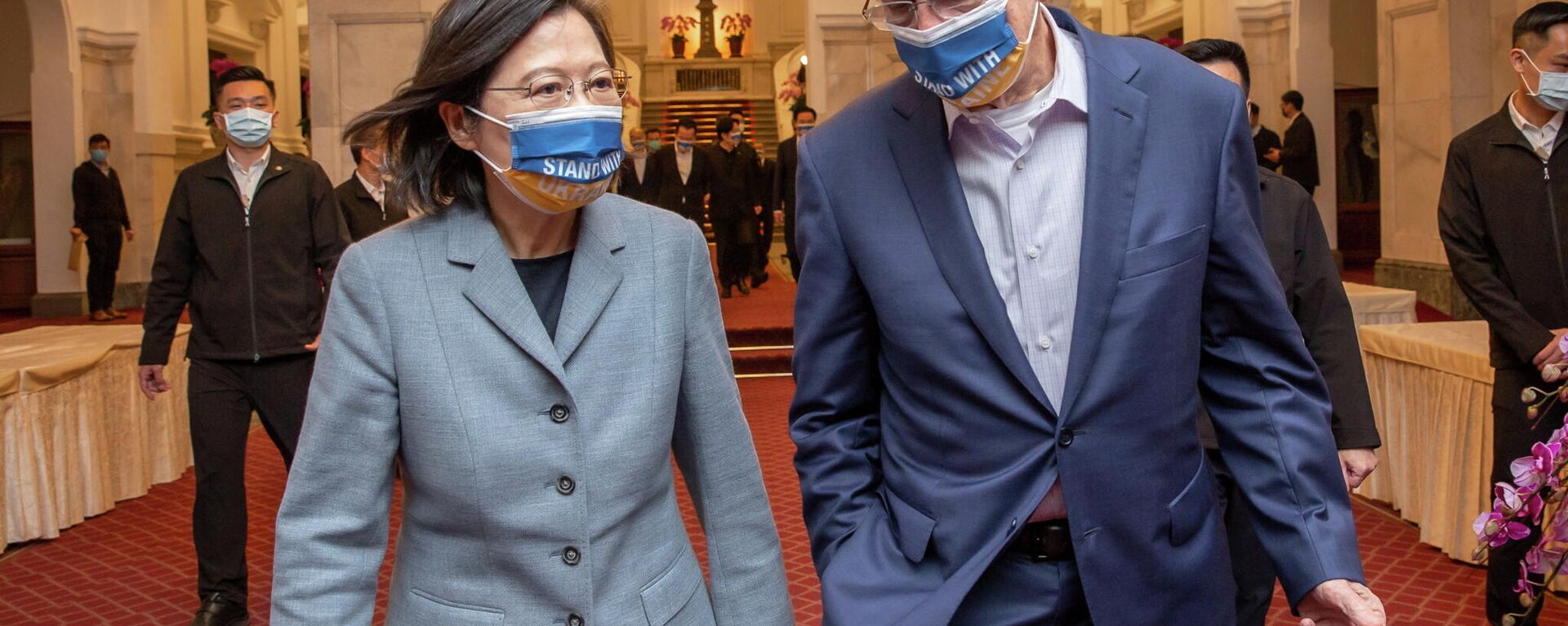 Tayvan Devlet Başkanı Tsai Ing-wen ABD'den gelen heyete başkanlık eden eski Genelkurmay Başkanı Mike Mullen ile Ukrayna'ya destek maskeleri takmış halde yürürken - Sputnik Türkiye, 1920, 03.03.2022