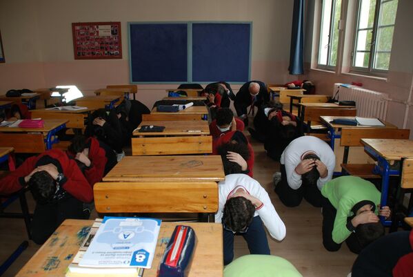Okullarda 'Deprem Anı Uygulaması ve Tahliye Tatbikatı' yapıldı - Sputnik Türkiye