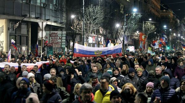 Sırbistan başkenti Belgrad'da düzenlenen Rusya'ya destek gösterisine katılanlar. - Sputnik Türkiye