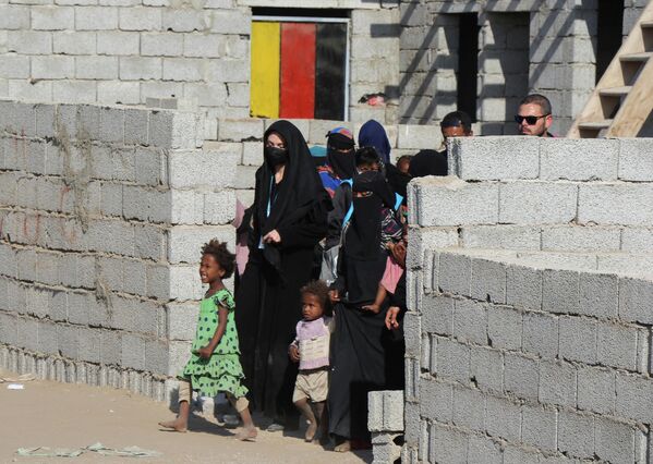 Angelina Jolie, Yemen'de bir sığınmacı kampını ziyaret etti - Sputnik Türkiye