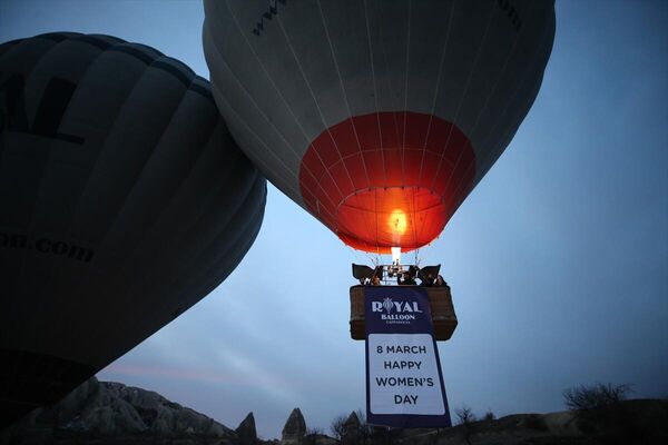 Kapadokya'da sıcak hava balonları '8 Mart Dünya Kadınlar Günü' için havalandı - Sputnik Türkiye