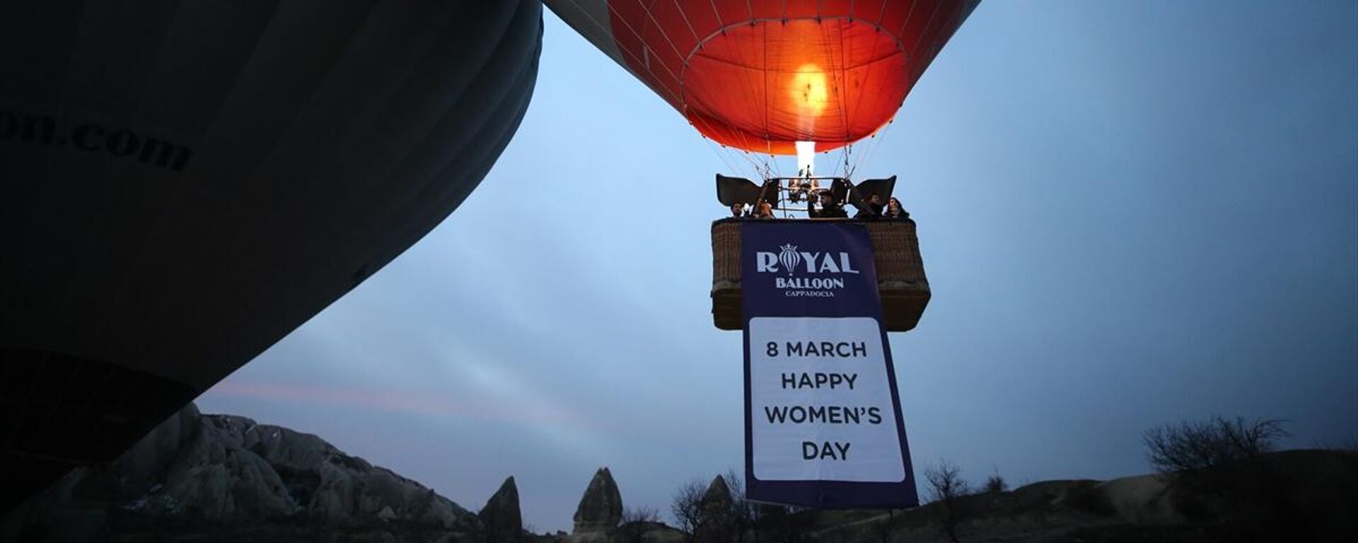 Kapadokya'da sıcak hava balonları '8 Mart Dünya Kadınlar Günü' için havalandı - Sputnik Türkiye, 1920, 08.03.2022