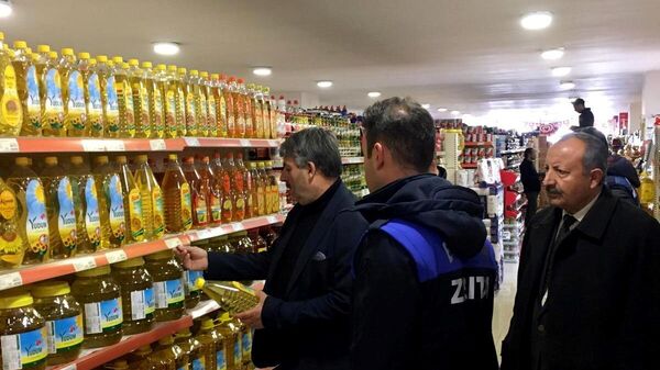 Van'da 7 markete stok ve fahiş fiyat cezası: Depolarında yağ stokları tespit edildi - Sputnik Türkiye