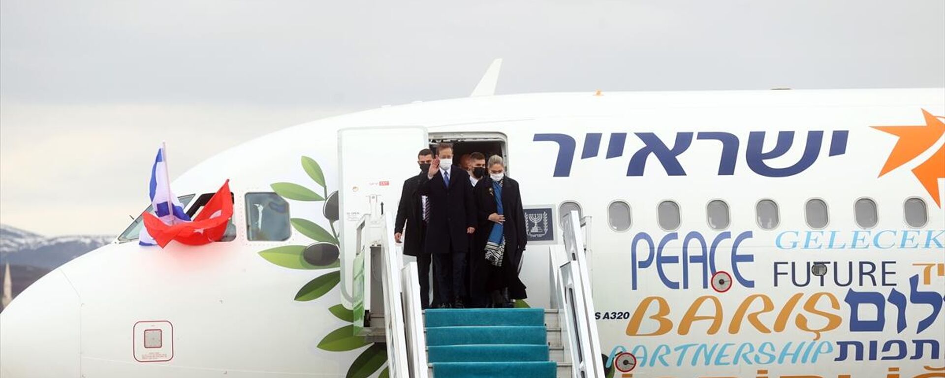 İsrail Cumhurbaşkanı Herzog ve beraberindeki heyeti taşıyan uçak, Esenboğa Havalimanı'na indi. - Sputnik Türkiye, 1920, 09.03.2022