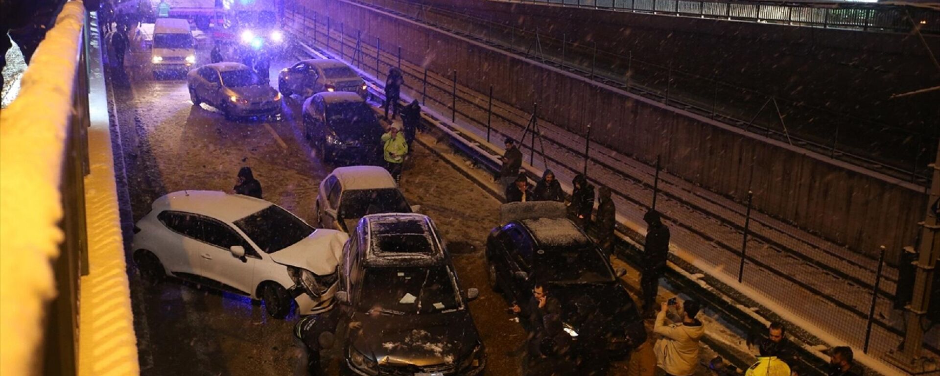 Bursa'nın Yıldırım ilçesinde, 11 aracın karıştığı zincirleme trafik kazasında 2 kişi yaralandı. - Sputnik Türkiye, 1920, 12.03.2022