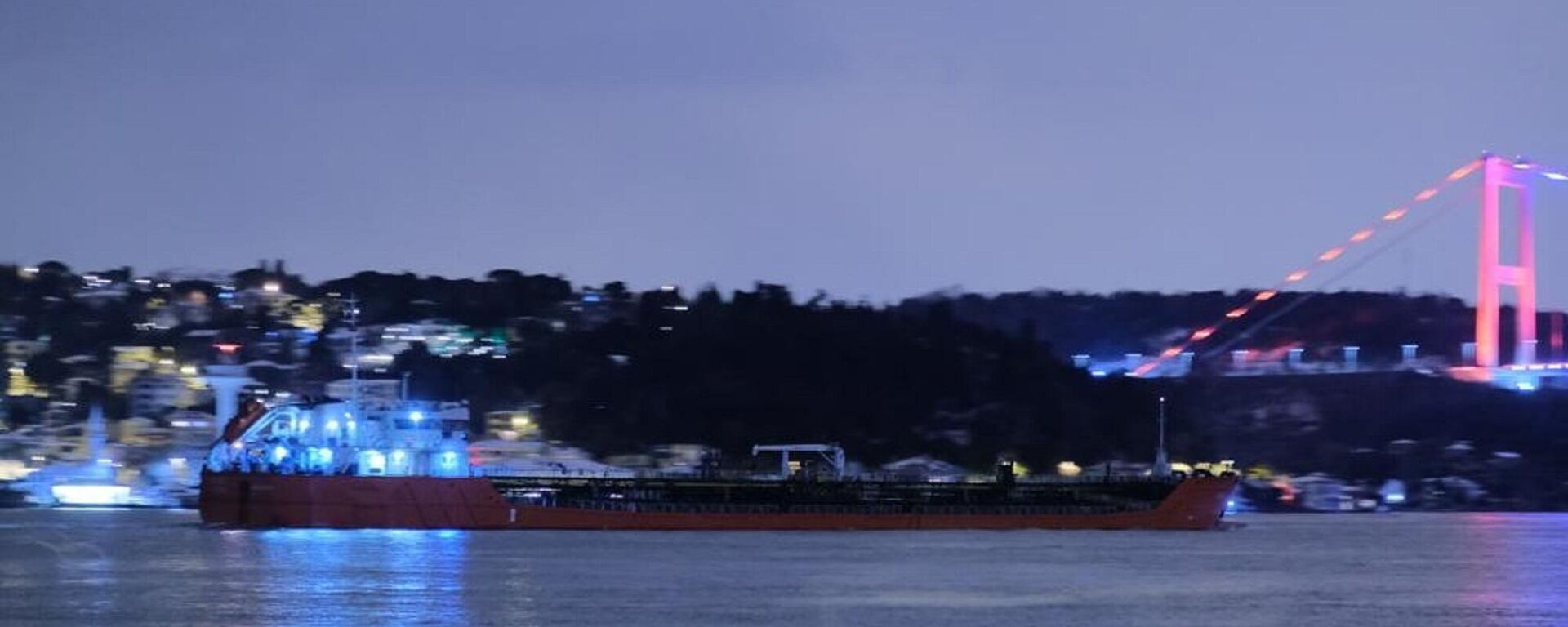 Rusya’nın Yisk limanından çıkış yapan ve 6 bin 99 ton ayçiçek yağı yüklü Lilac isimli yük gemisi, Kerç kanalını geçerek İstanbul Boğazına ulaştı. İstanbul Boğazı’ndan geçişini tamamlayan yük gemisinin, 15 Mart’ta Mersin Limanı’nda olması bekleniyor. - Sputnik Türkiye, 1920, 12.03.2022