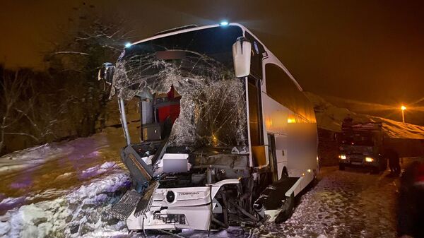 Yolcu otobüsü buzlu yolda 500 metre kaydı, - Sputnik Türkiye