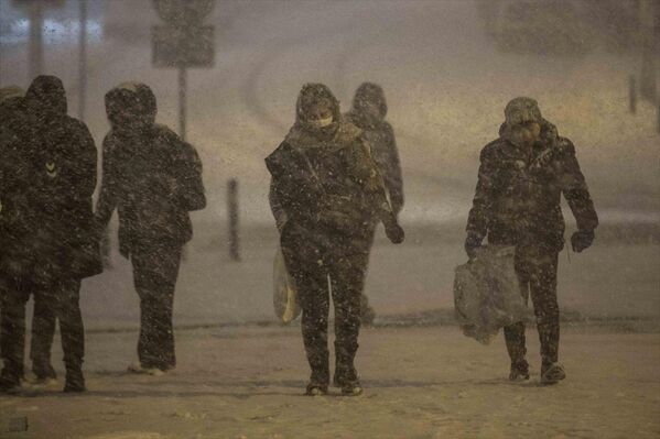 Çekmeköy&#x27;de bir vatandaşın oyuncak dozerle karla kaplı yolu açtığı anlar kameralara yansıdı. - Sputnik Türkiye