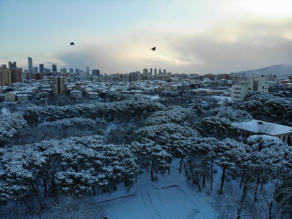 Öte yandan, günün ilk ışıklarıyla birlikte Aybar kar fırtınasından geriye kalanlar havadan görüntülendi. - Sputnik Türkiye