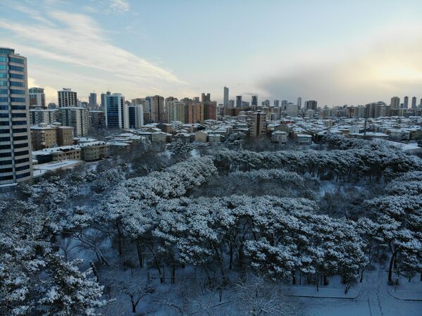 Meteoroloji Genel Müdürlüğü&#x27;nün uyarılarının ardından İstanbul&#x27;da beklenen kar fırtınası akşam saatlerinde etkisini gösterdi. - Sputnik Türkiye