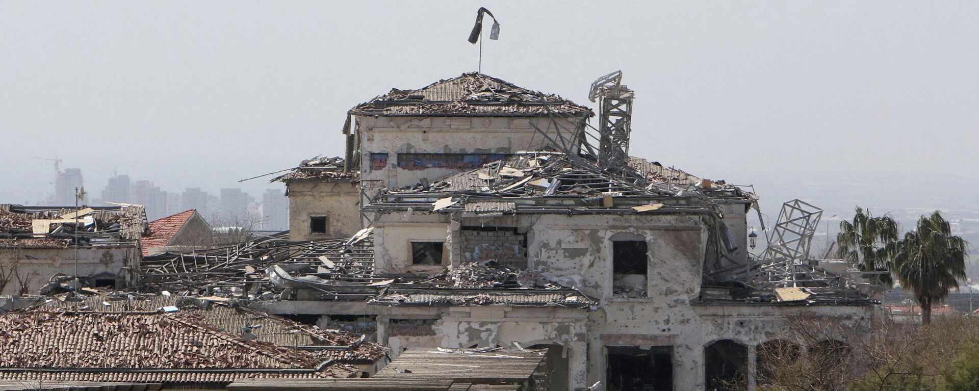 Irak Kürdistan Bölgesel Yönetimi (IKBY) başkenti Erbil'de İran Devrim Muhafızları'nın üstlendiği füze saldırısında hasar gören bir bina  - Sputnik Türkiye, 1920, 14.03.2022