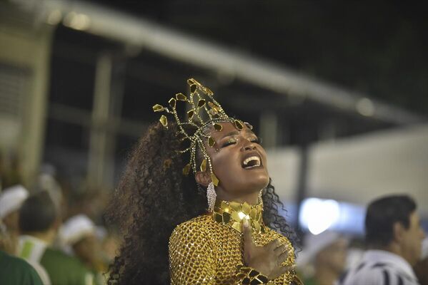 Brezilya&#x27;da 1929’dan bu yana gerçekleştirilen geleneksel Rio Karnavalı geçit töreni, her yıl renkli görüntülere sahne oluyor. - Sputnik Türkiye