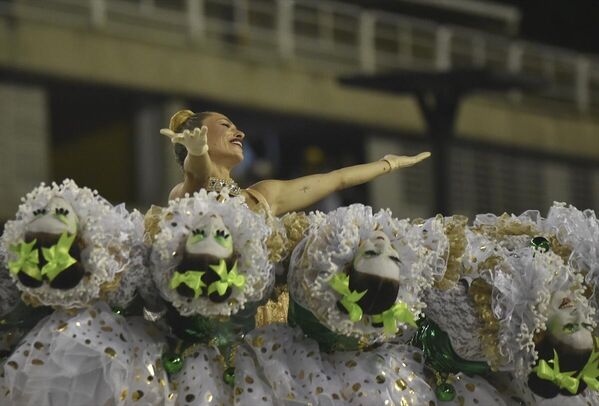 Nisan&#x27;da düzenlenecek olan karnavaldaki geçit töreni için Imperatriz Leopoldinense samba okulu dansçıları renkli kostümler ve makyajlarla provalara katıldı. - Sputnik Türkiye