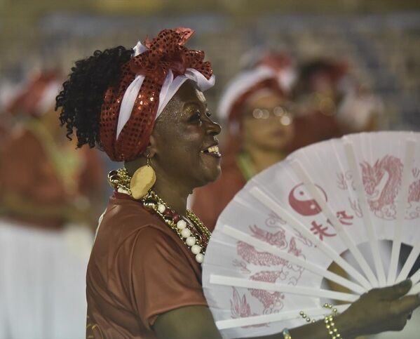 Karnaval boyunca Rio de Janeiro´nun seçkin samba okullarının dansçıları ´en iyi´ seçilebilmek için hünerlerini sergileyecek. - Sputnik Türkiye