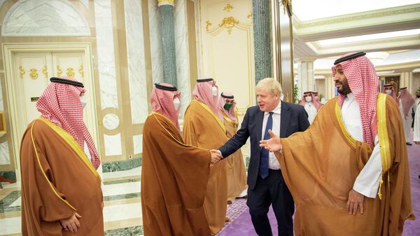Britanya Başbakanı Boris Johnson Riyad ziyaretinde Suudi Arabistan Veliaht Prensi Muhammed bin Selman tarafından kabul edilirken - Sputnik Türkiye