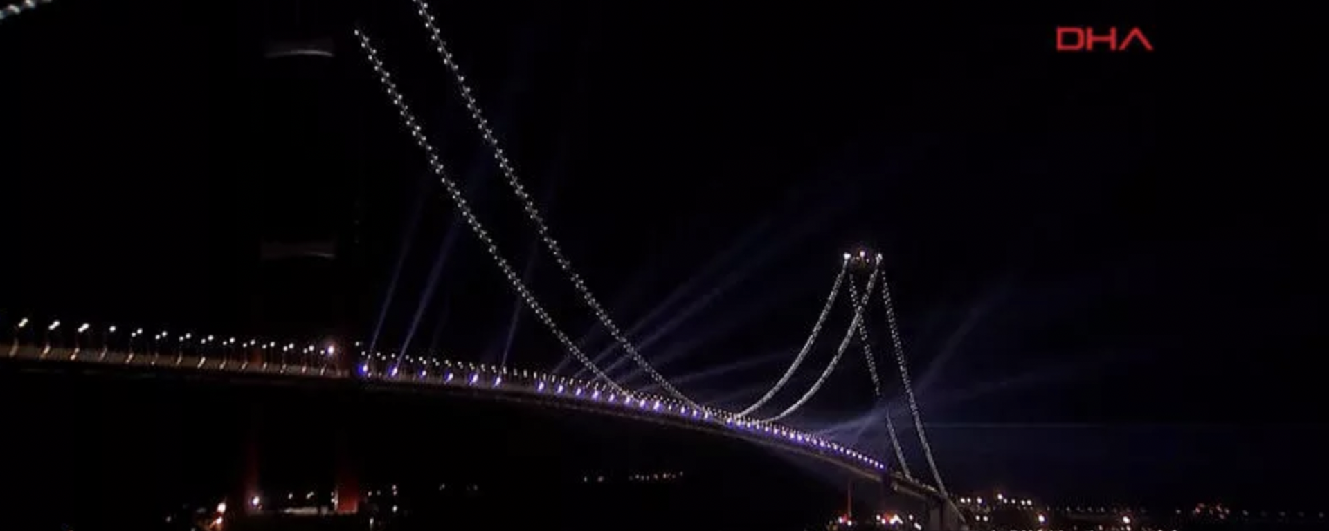 Cumhurbaşkanı Recep Tayyip Erdoğan tarafından açılışı gerçekleştirilen 1915 Çanakkale Köprüsü’nde, havanın kararmasıyla birlikte lazer ışık gösterisi yapıldı.  - Sputnik Türkiye, 1920, 19.03.2022