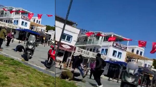 Muğla'nın Bodrum ilçesinde, kaldırımda bisiklet süren 23 yaşındaki Ömer Can Kocadon, ’bisikletle buradan geçemezsin, denize yakın yoldan geçeceksin’ diyen 2 kişiyle tartıştı.  - Sputnik Türkiye