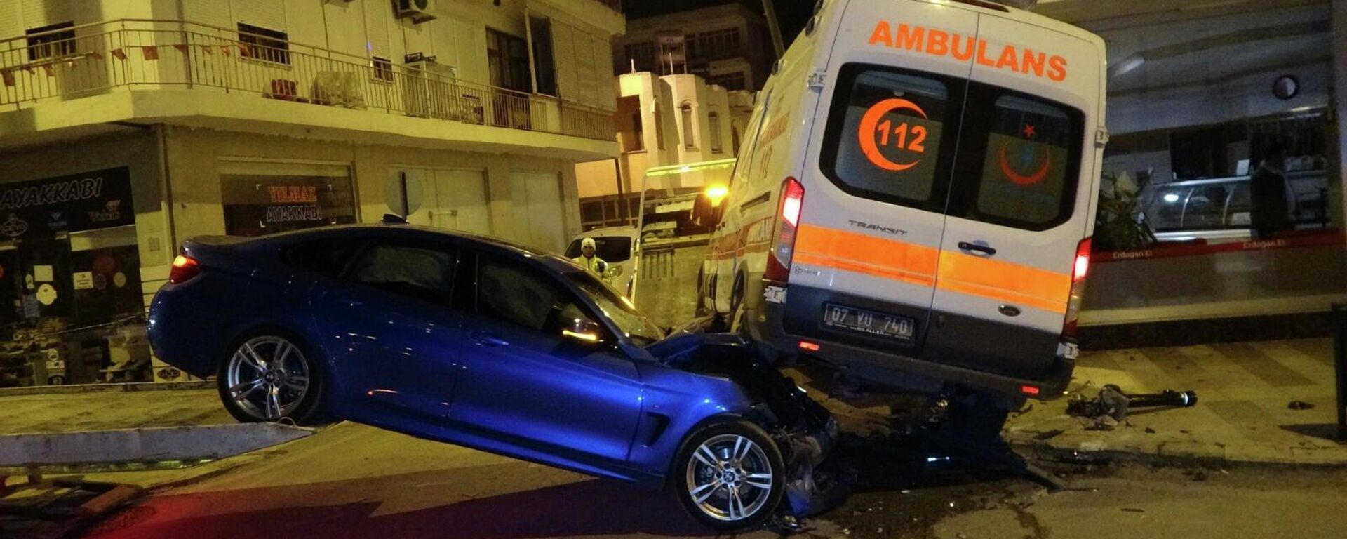 Antalya'nın Manavgat ilçesinde hasta almaya giden ambulans ile  otomobilin çarpışması sonucu meydana gelen kazada 5 kişi yaralandı. - Sputnik Türkiye, 1920, 19.03.2022
