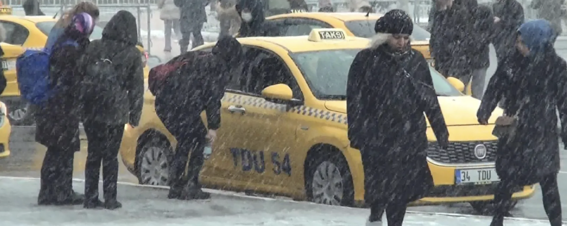 İstanbul'da Taksim Meydanı'nda yoğun kar yağışı altında taksi taksi dolaşanlar, taksimetre açmayıp yüksek fiyat isteyen bazı sürücüler nedeniyle kar altında beklemek zorunda kaldı. - Sputnik Türkiye, 1920, 02.12.2024