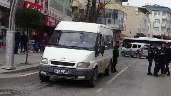 Beyzbol sopasıyla üzerine gelen minibüs sürücüsünü tabancayla bacağından vurdu  - Sputnik Türkiye