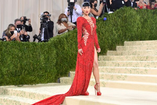 NTV&#x27;nin aktardığına göre, bu yılın teması ise &#x27;Amerika&#x27;da: Modanın Antolojisi&#x27; (In America: An Anthology of Fashion). 2021 yılında düzenlenen Met Gala’nın uzantısı olan tema, Hollywood yıldızlarına ve Amerikalı tasarımcılara övgüde bulunuyor. Tasarımcılar bu tema üzerinden ünlü isimler için en şık kıyafetleri tasarlıyor. - Sputnik Türkiye