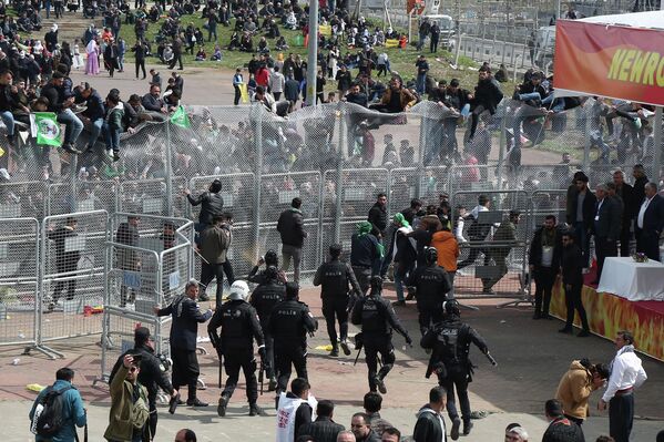 Newroz Parkı’nda düzenlenen kutlamalar sabah saatlerinde gergin başladı. Kutlama alanına gelişlerin olduğu sırada polis 4 genci gözaltı alırken, gözaltılara tepki gösteren kalabalık ile polis arasında arbede çıktı. - Sputnik Türkiye