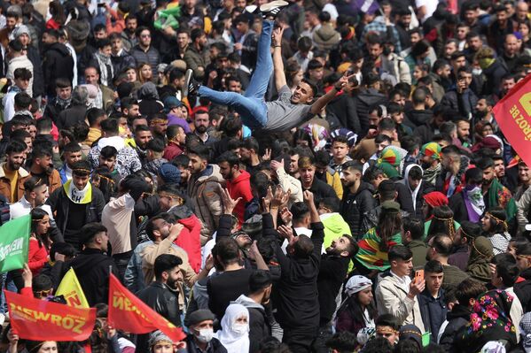 Diyarbakır’da düzenlenen Nevruz mitingi yüzbinlerce kişinin katılımı ile gerçekleşti. - Sputnik Türkiye